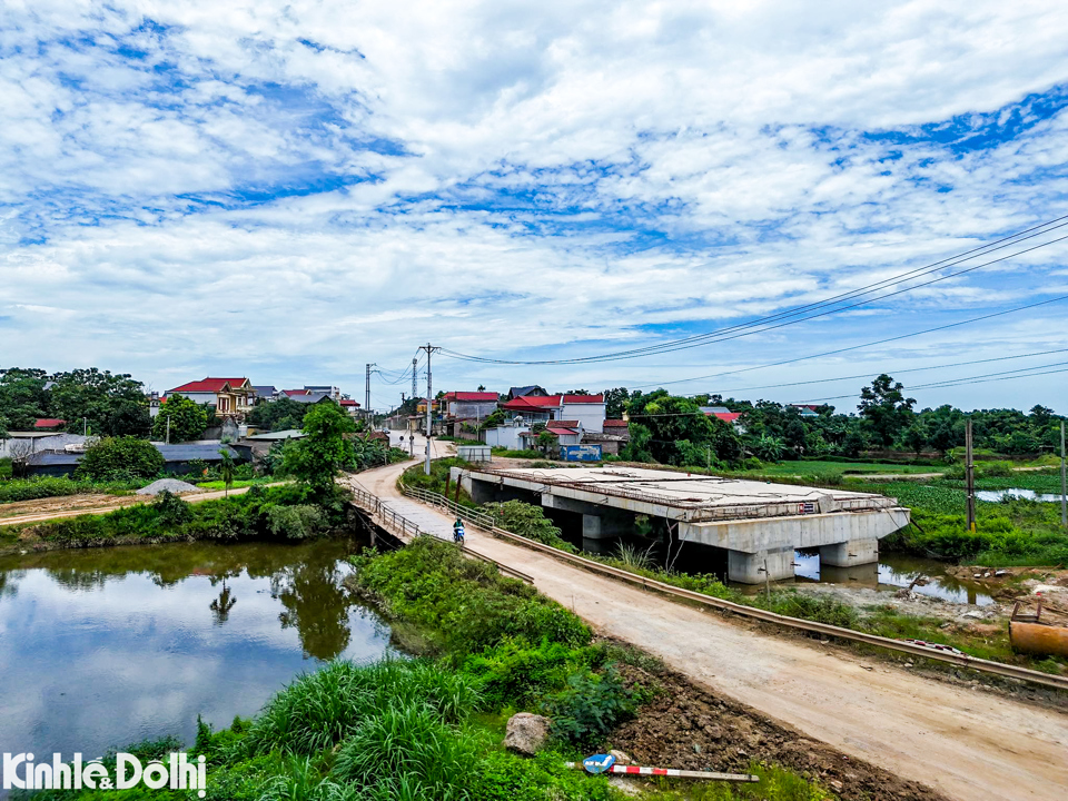 Tổng chiều d&agrave;i to&agrave;n tuyến l&agrave; hơn 5km. Dự &aacute;n c&oacute; tổng mức đầu tư x&acirc;y dựng hơn 255 tỷ đồng từ nguồn vốn ng&acirc;n s&aacute;ch TP, do UBND huyện Ba V&igrave; l&agrave;m chủ đầu tư, thời gian thực hiện trong năm 2019 - 2022.