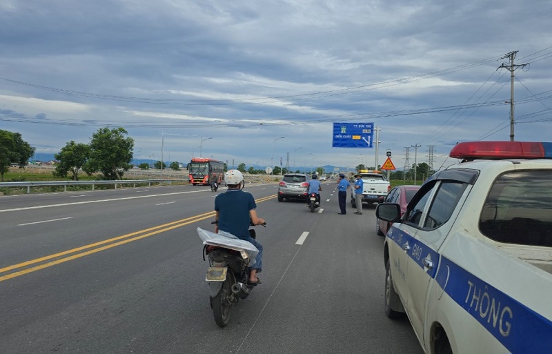 Lưu lượng phương tiện lưu th&ocirc;ng tại n&uacute;t giao quốc lộ 8A tăng cao, việc duy tr&igrave; kiểm so&aacute;t, ph&acirc;n luồng giao th&ocirc;ng l&agrave; hết sức cần thiết nhằm đảm bảo an to&agrave;n, ph&ograve;ng ngừa xảy ra tai nạn