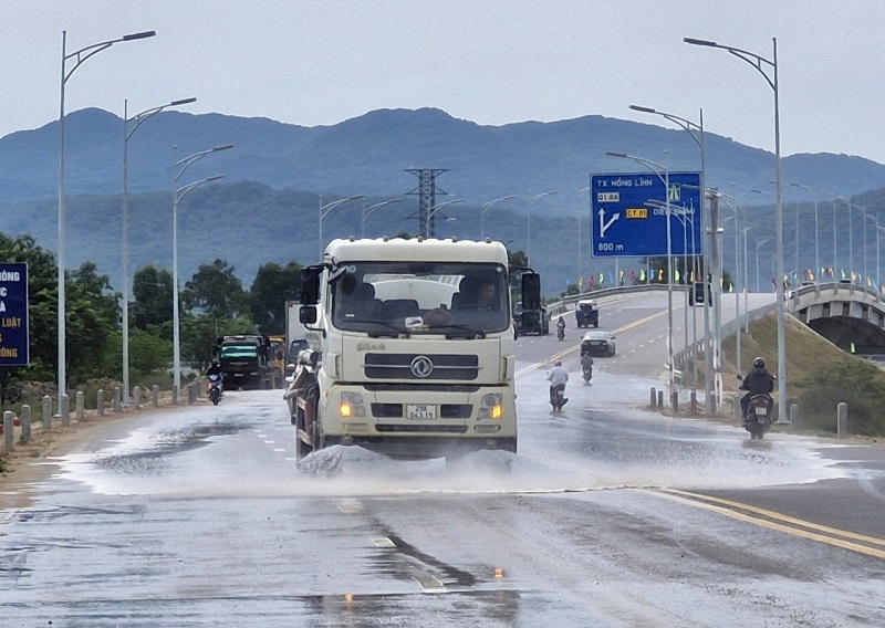 Tại n&uacute;t giao quốc lộ 8A, dự &aacute;n th&agrave;nh phần B&atilde;i Vọt- H&agrave;m Nghi đang trong giai đoạn thi c&ocirc;ng, việc kiểm so&aacute;t giao th&ocirc;ng, ph&ograve;ng ngừa &ocirc; nhiễm m&ocirc;i trường l&agrave; yếu tố quan trọng, g&oacute;p phần đẩy nhanh tiến độ x&acirc;y dựng dự &aacute;n