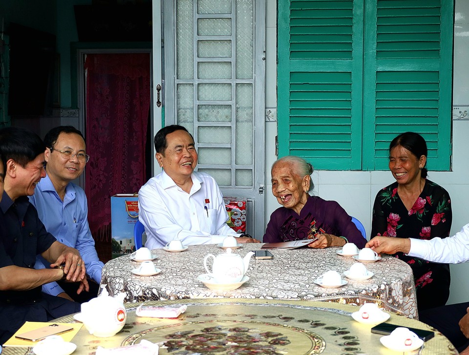 S&aacute;ng c&ugrave;ng ng&agrave;y, Chủ tịch Quốc hội Trần Thanh Mẫn đ&atilde; tới thăm, tặng qu&agrave; B&agrave; mẹ Việt Nam anh h&ugrave;ng Trần Thị Hai&nbsp; v&agrave; thăm, tặng qu&agrave; thương binh Phan Văn Nguyện l&agrave; người hoạt động kh&aacute;ng chiến bị địch bắt,&nbsp;t&ugrave; đ&agrave;y.