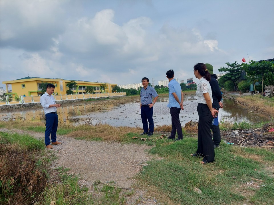 C&aacute;n bộ chuy&ecirc;n m&ocirc;n huyện Ho&agrave;i Đức kiểm tra Dự &aacute;n đường Đ&ocirc;ng La - La Ph&ugrave;&nbsp;