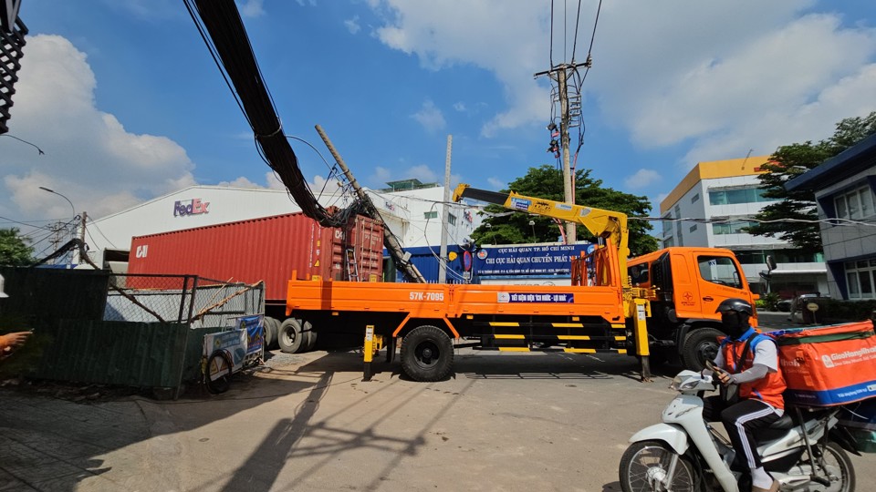 Hiện trường vụ xe container k&eacute;o g&atilde;y trụ điện