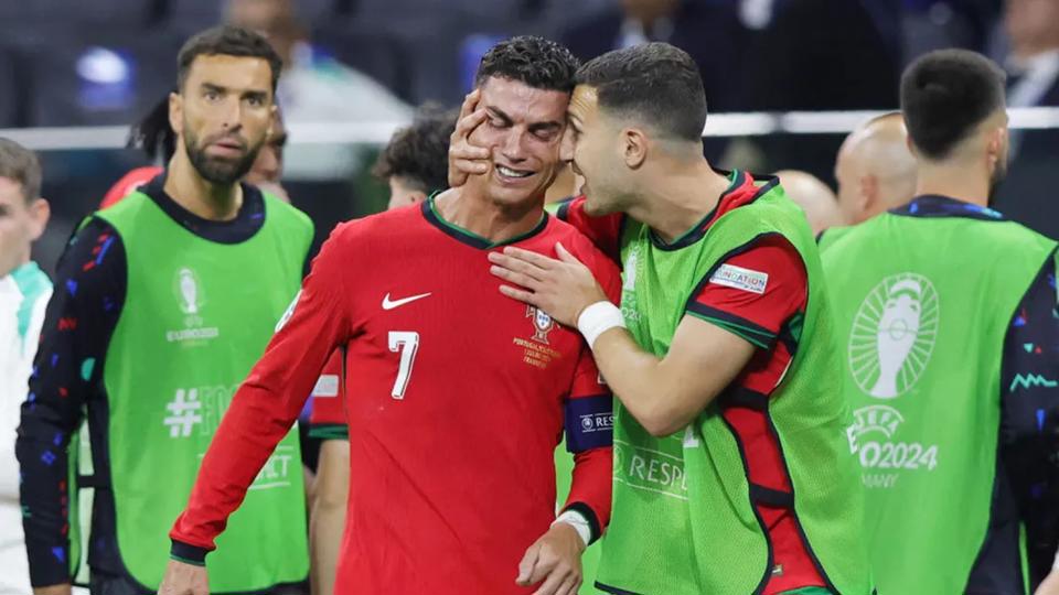 Cristiano Ronaldo bật kh&oacute;c ngay giữa hiệp phụ trận đấu giữa Bồ Đ&agrave;o Nha v&agrave; Slovenia. Ảnh: Getty image