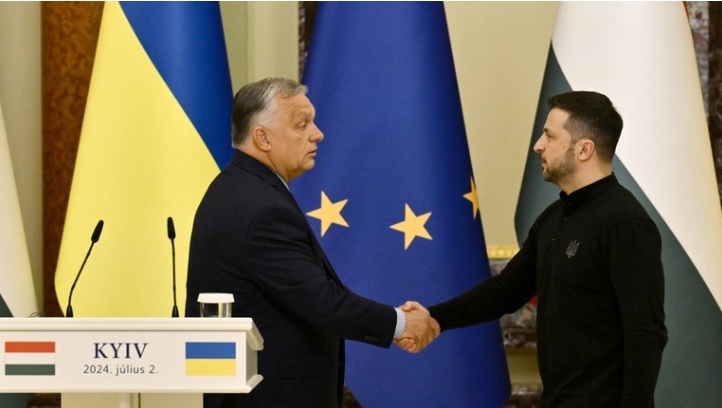 Tổng thống Ukraine Volodymyr Zelensky (phải) bắt tay với Thủ tướng Hungary Viktor Orban sau khi ph&aacute;t biểu trong cuộc họp b&aacute;o ở Kiev, Ukraine, ng&agrave;y 2/7/2024. Ảnh: AFP