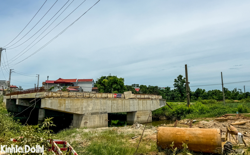 Hiện trạng c&ocirc;ng trường dừng thi c&ocirc;ng,&nbsp;ngổn ngang vật liệu x&acirc;y dựng.