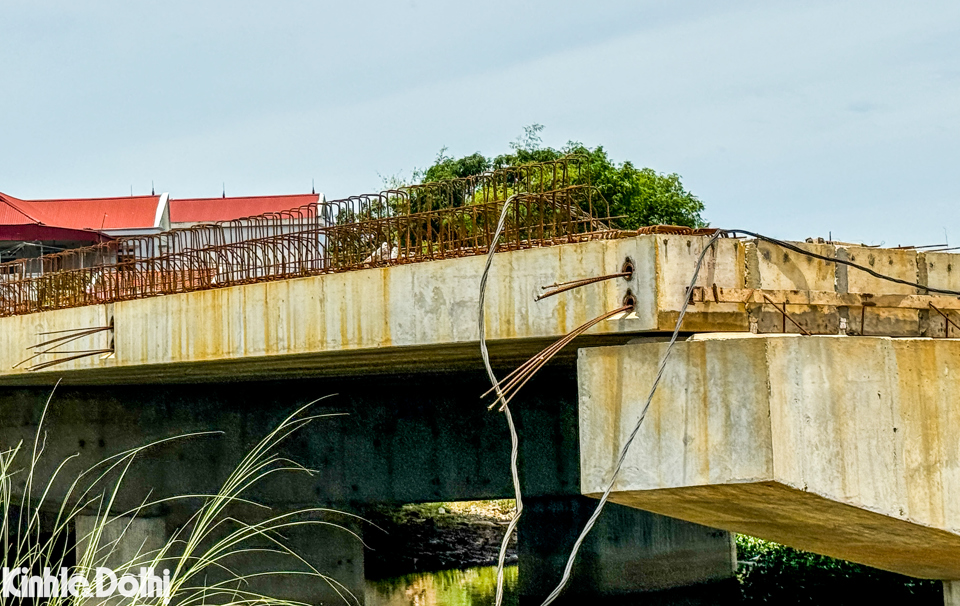 C&aacute;c&nbsp;thanh sắt tr&ecirc;n th&agrave;nh cầu đ&atilde; hoen gỉ sau nhiều ng&agrave;y bỏ dở, g&acirc;y mất an to&agrave;n lao động.