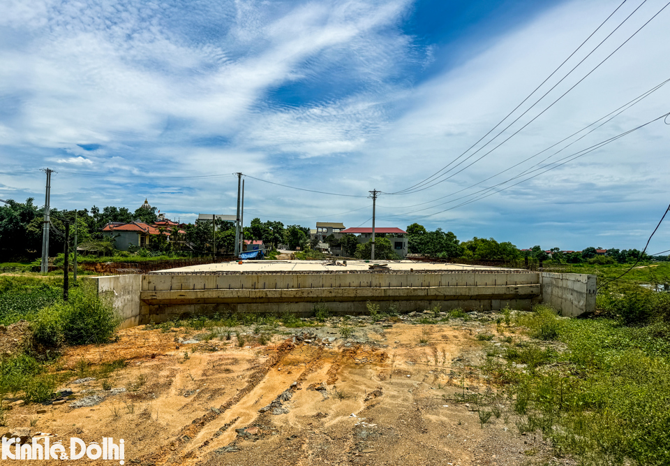 Thậm ch&iacute;, hiện trạng mặt cầu đang c&oacute; t&igrave;nh trạng bị nghi&ecirc;ng sau khi đổ mặt bằng.&nbsp;Chia sẻ với ph&oacute;ng vi&ecirc;n Kinh tế &amp; Đ&ocirc; thị về vấn đề n&agrave;y, Gi&aacute;m đốc Ban Quản l&yacute; dự &aacute;n đầu tư x&acirc;y dựng huyện Ba V&igrave; Nguyễn Ngọc Mạnh cho biết, khi thực hiện những mũi khoan th&igrave; gặp hang caster n&ecirc;n phải dừng thi c&ocirc;ng.