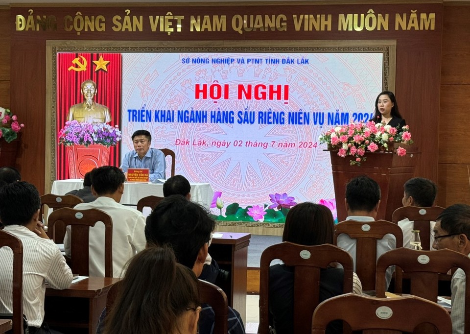 B&agrave; Ng&ocirc; Tường Vy &ndash; Ph&oacute; chủ tịch Hội sầu ri&ecirc;ng tỉnh Đắk Lắk &ndash; Tổng Gi&aacute;m đốc c&ocirc;ng ty cổ phần XNK tr&aacute;i c&acirc;y Ch&aacute;nh Thu ph&aacute;t biểu tại hội nghị.