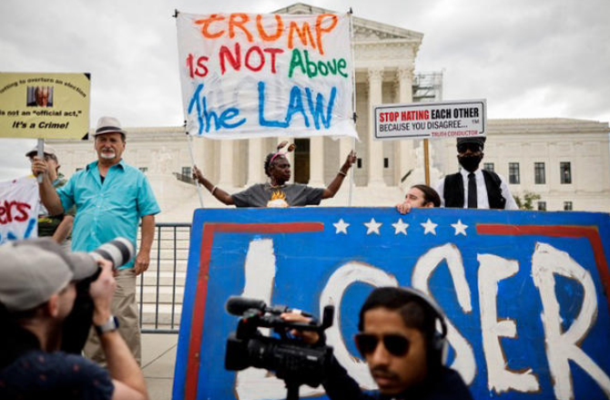 Nhóm biểu tình phản đối ôngTrump đứng ngoàiTòa ánTối cao,WashingtonD.C, Mỹ vào ngày 1/7. Ảnh: AFP