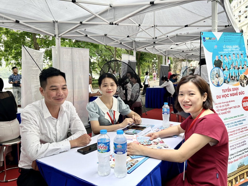 Người lao động t&igrave;m hiểu v&agrave; ứng tuyển phỏng vấn tại Ng&agrave;y hội tư vấn v&agrave; giao dịch việc l&agrave;m quận Ho&agrave;n Kiếm năm 2024. Ảnh: Trần Oanh.