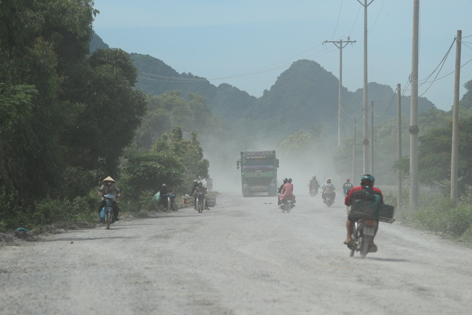 Phương tiện di chuyển trong kh&oacute;i bụi trắng xo&aacute;.