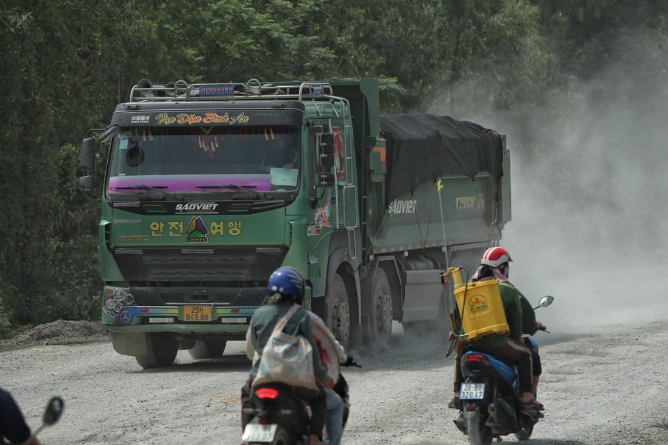 Người d&acirc;n di chuyển qua tuyến đường nguy hiểm r&igrave;nh rập.