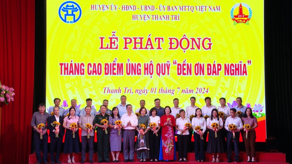 L&atilde;nh đạo huyện Thanh Tr&igrave; tặng hoa c&aacute;c đơn vị ủng hộ Quỹ "Đền ơn đ&aacute;p nghĩa".