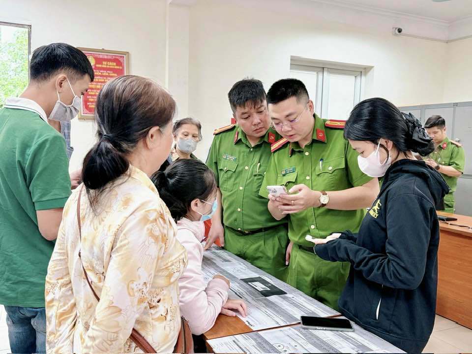 C&ocirc;ng an huyện Thanh Tr&igrave; hỗ trợ c&ocirc;ng d&acirc;n l&agrave;m thủ tục cấp thẻ Căn cước.