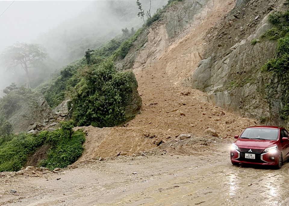 Sạt taluy dương tại Km 3, tỉnh lộ 177 g&acirc;y &aacute;ch tắc giao th&ocirc;ng.