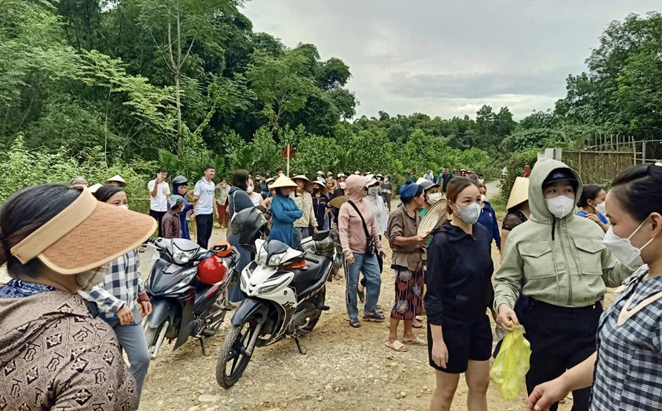 &nbsp;H&agrave;ng trăm người tập trung phản đối trước trang trại lợn. Ảnh: Đinh Hu&ecirc;