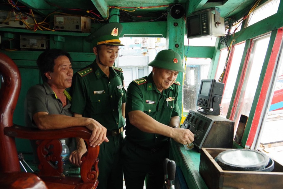 Lực lượng bi&ecirc;n ph&ograve;ng kiểm tra t&agrave;u c&aacute;.