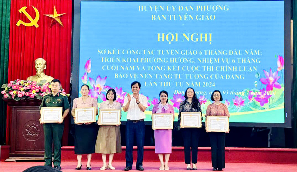 Ph&oacute; B&iacute; thư Thường trực Huyện ủy, Chủ tịch HĐND huyện Đan Phượng L&ecirc; Văn Th&igrave;n trao khen thưởng cho c&aacute;c tập thể c&oacute; th&agrave;nh t&iacute;ch xuất sắc trong&nbsp;Cuộc thi ch&iacute;nh luận bảo vệ nền tảng tư tưởng của Đảng lần thứ 4 - năm 2024.