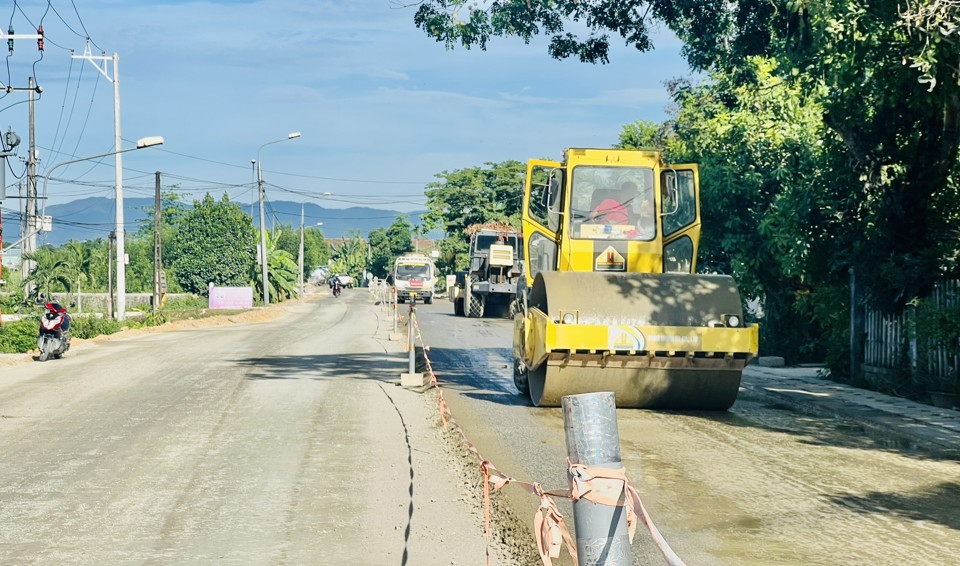 Một số tuyến đảm bảo đủ chiều d&agrave;i, nh&agrave; thầu đang cho ho&agrave;n thiện mặt đường trước khi thảm nhựa.