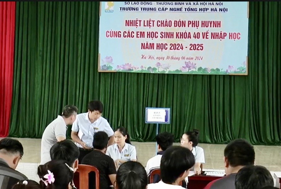 Trường Trung cấp nghề Tổng hợp H&agrave; Nội l&agrave;m thủ tục nhập học cho học sinh học Chương tr&igrave;nh 9+ (vừa học văn h&oacute;a THPT, vừa học nghề tr&igrave;nh độ trung cấp).