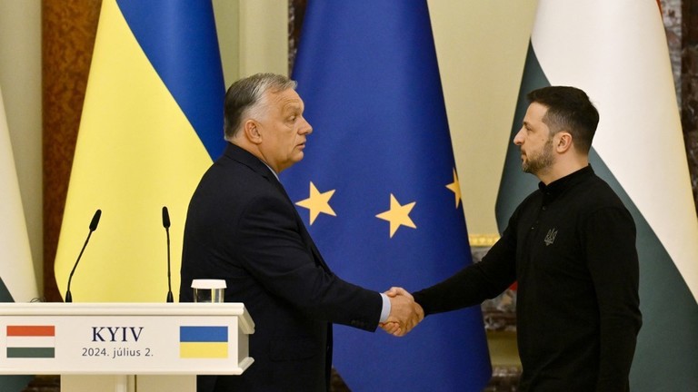 Tổng thống Ukraine Volodymyr Zelensky (b&ecirc;n phải) bắt tay Thủ tướng Hungary Viktor Orban sau cuộc họp b&aacute;o tại Kiev h&ocirc;m 2/7. Ảnh: Getty