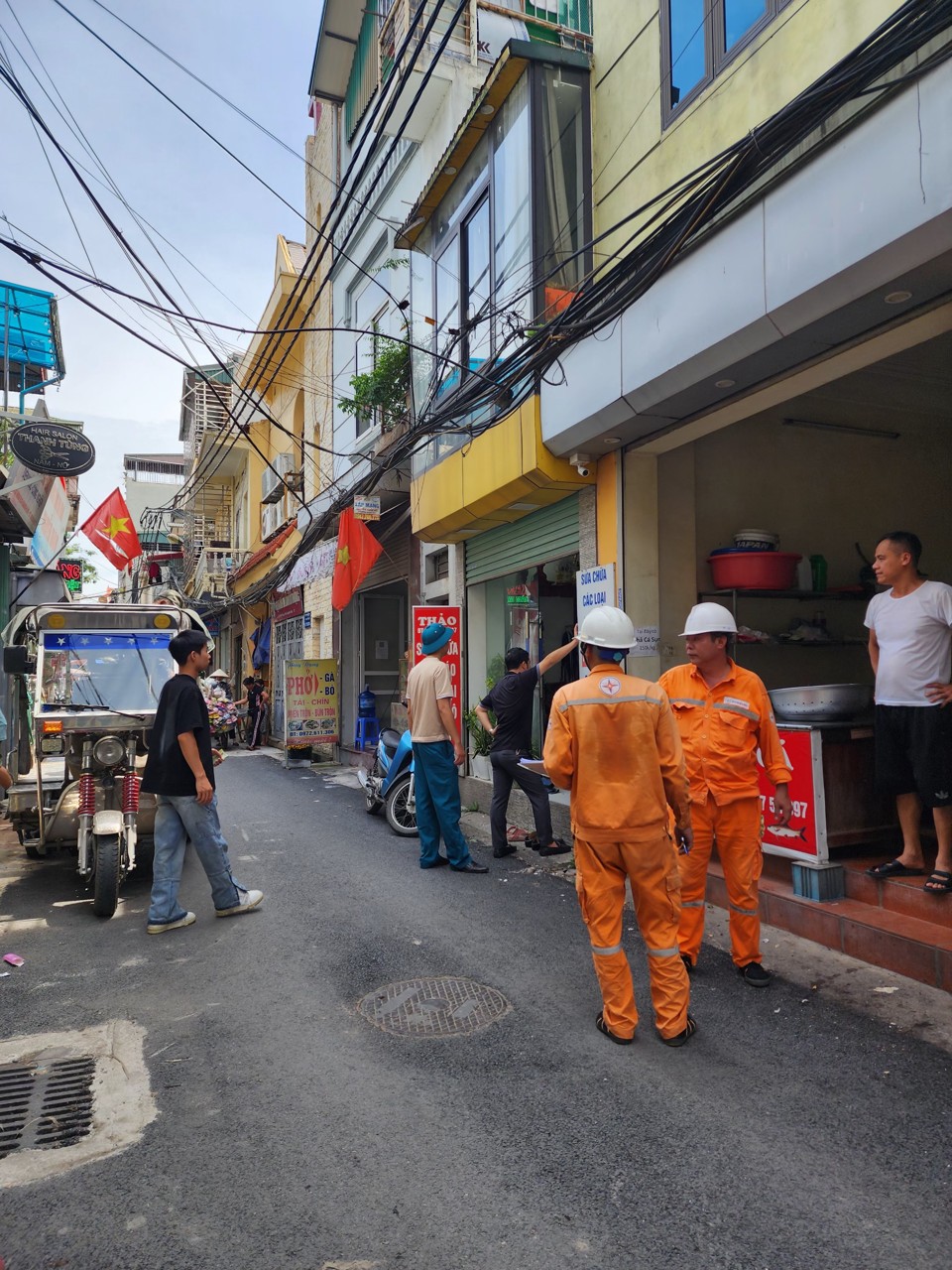 Đại diện UBND phường Y&ecirc;n Sở c&ugrave;ng điện lực Ho&agrave;ng Mai kiểm tra đường điện của c&aacute;c hộ nguy cơ ch&aacute;y nổ cao. Ảnh HM