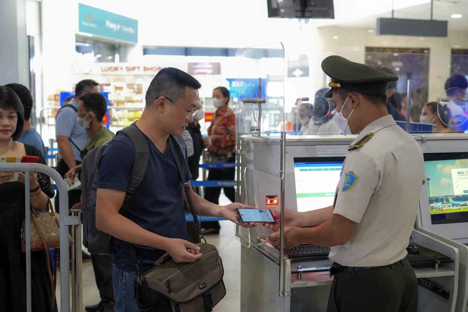 Du kh&aacute;ch l&agrave;m thủ tục l&ecirc;n m&aacute;y bay tại s&acirc;n bay Nội B&agrave;i. Ảnh: Ho&agrave;i Nam