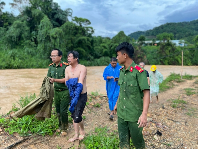 Lực lượng C&ocirc;ng an huyện T&acirc;y Giang triển khai lực lượng ứng cứu 01 người d&acirc;n bị mắc kẹt giữa d&ograve;ng nước lũ.