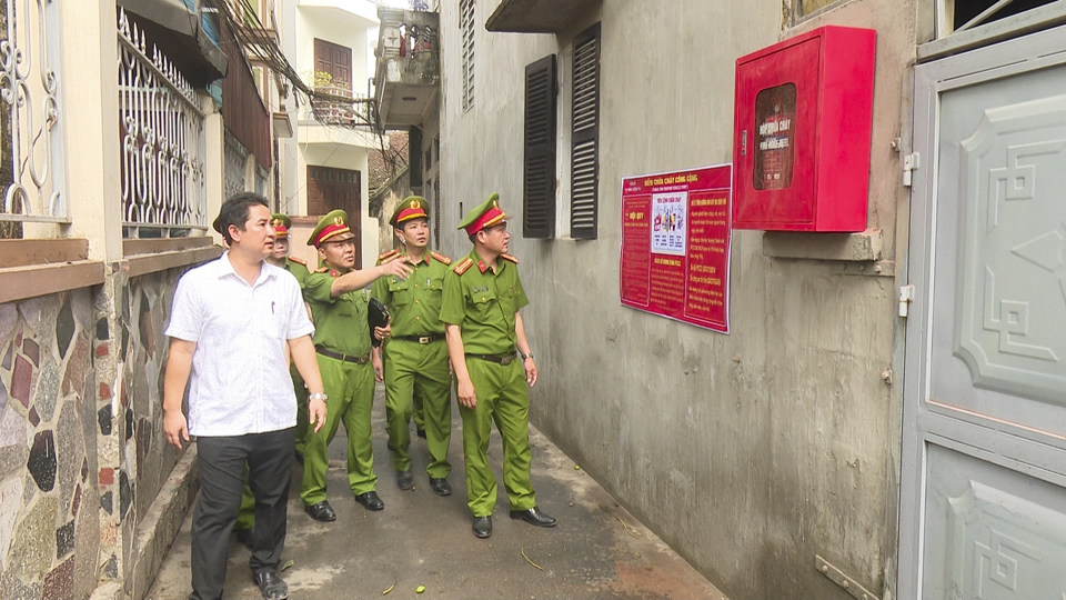 C&aacute;c ng&otilde; phố nhỏ hẹp tại thị trấn Thường T&iacute;n được lắp đặt &ldquo;Điểm chữa ch&aacute;y c&ocirc;ng cộng&rdquo;.