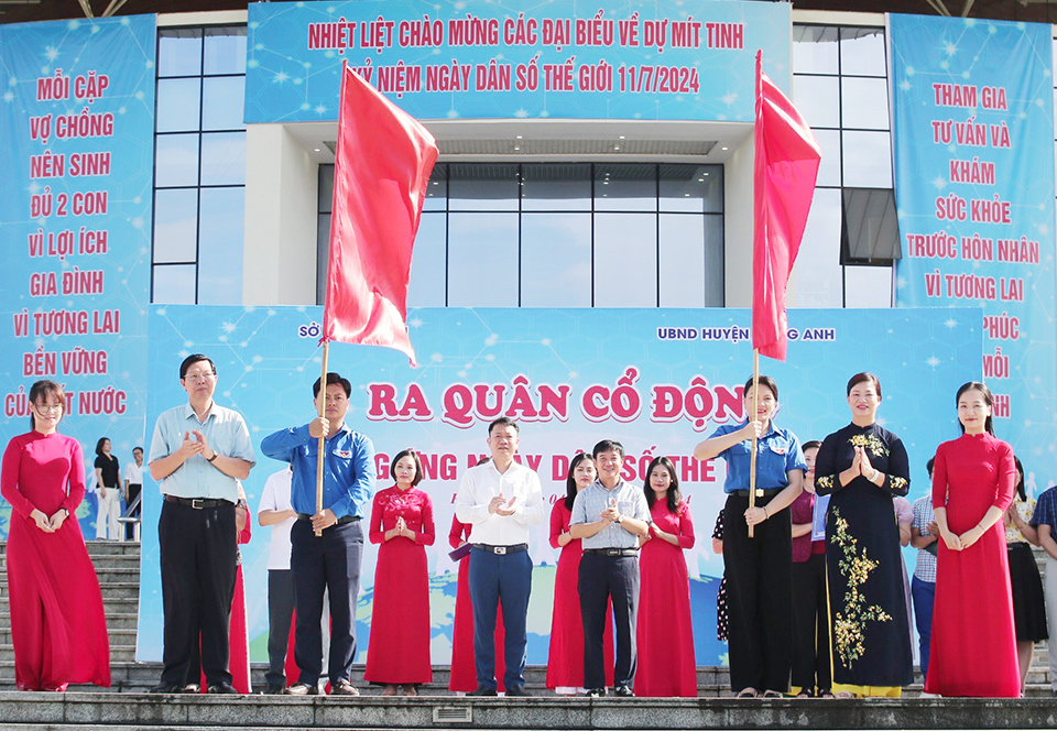 L&atilde;nh đạo Sở Y tế H&agrave; Nội v&agrave; huyện Đ&ocirc;ng Anh ph&aacute;t động v&agrave; trao cờ cho đại diện cho Đo&agrave;n Thanh ni&ecirc;n huyện Đ&ocirc;ng Anh.