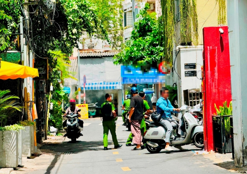 H&igrave;nh ảnh N.T.H (mặc &aacute;o đen, đội mũ xanh) được đưa tới studio phục vụ điều tra. Ảnh: Ch&iacute; Thạch