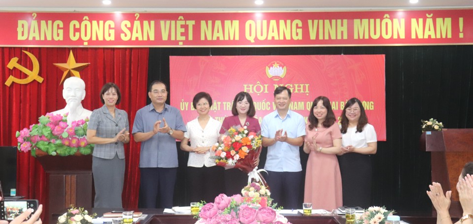 Trưởng Ban D&acirc;n tộc - T&ocirc;n gi&aacute;o Ủy ban Mặt trận Tổ quốc Việt Nam TP H&agrave; Nội Trương Văn Nhung v&agrave; l&atilde;nh đạo Quận Hai B&agrave; Trưng ch&uacute;c mừng c&aacute;c đồng ch&iacute; vừa được&nbsp;c&ocirc;ng nhận c&aacute;c chức danh trong Ban Thường trực Ủy ban Mặt trận Tổ quốc Việt Nam quận kh&oacute;a XVI, nhiệm kỳ 2024-2029&nbsp;