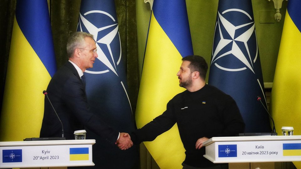 Tổng thư k&yacute; NATO Jens Stoltenberg (b&ecirc;n tr&aacute;i) v&agrave; Tổng thống Volodymyr Zelensky. Ảnh: Getty