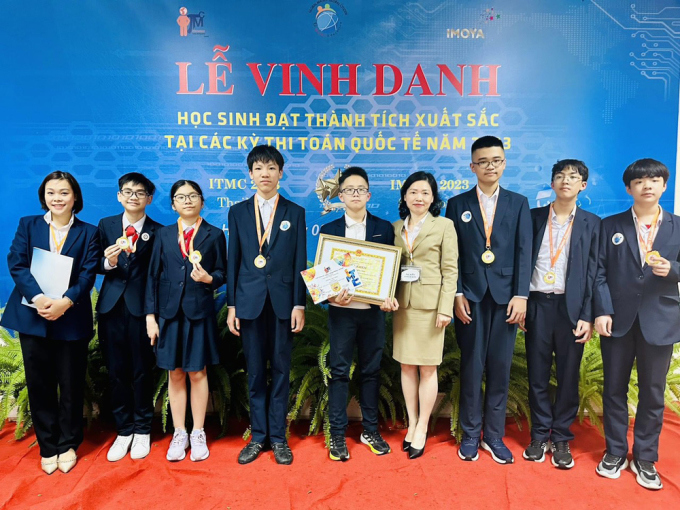 &ldquo;Ch&agrave;ng trai v&agrave;ng&rdquo; Ho&agrave;ng Hải Nam (cầm bằng khen) Huy chương v&agrave;ng cuộc thi T&agrave;i năng to&aacute;n học quốc tế (ITMC 2023) ở Th&aacute;i Lan. Ảnh do nh&agrave; trường cung cấp