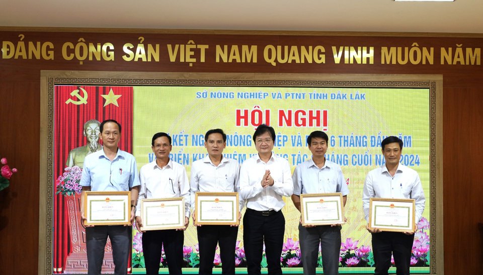 Sở&nbsp;&nbsp;NN-PTNT tỉnh Đăk Lăk tặng bằng khen cho c&aacute;c đơn vị c&oacute; th&agrave;nh t&iacute;ch trong 6 th&aacute;ng đầu năm 2024