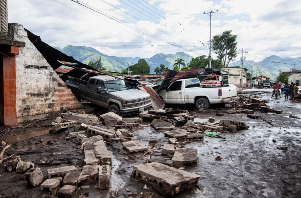 Nhiều nh&agrave; cửa v&agrave; &ocirc; t&ocirc; tại Venezuela bị ph&aacute; hủy sau cơn b&atilde;o. Ảnh:&nbsp;Samir Aponte