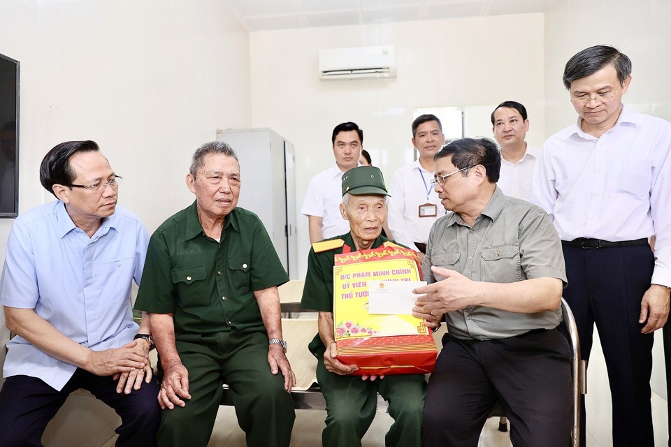 Thủ tướng Phạm Minh Ch&iacute;nh thăm v&agrave; tặng qu&agrave; thương binh tại Trung t&acirc;m Điều dưỡng người c&oacute; c&ocirc;ng Ninh B&igrave;nh năm 2023.