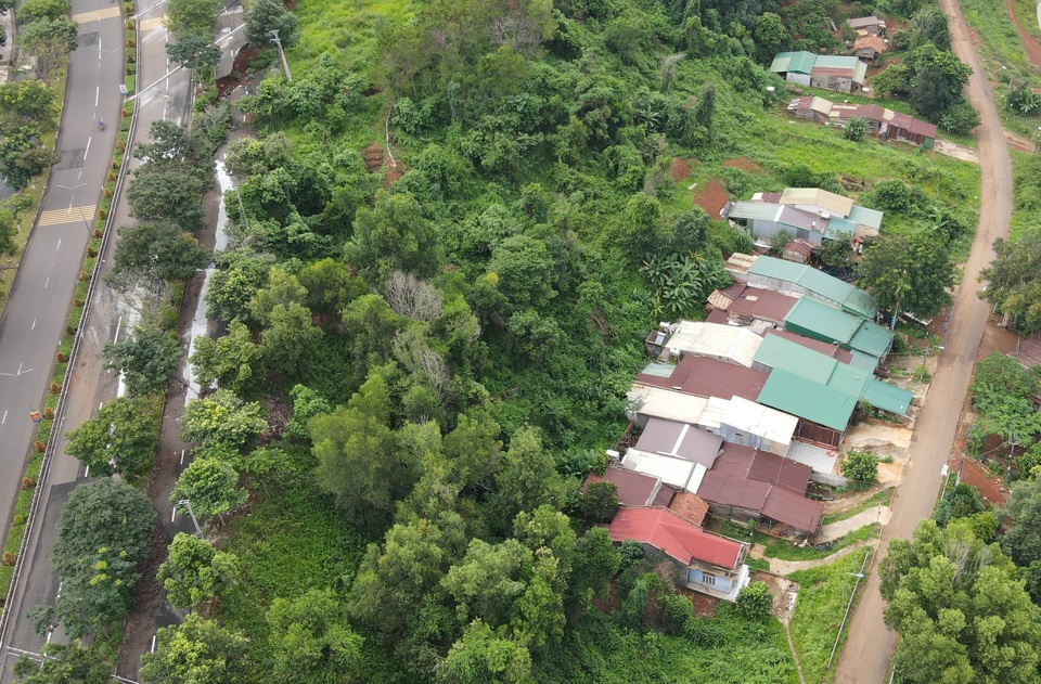 Hiện tại, 17 hộ d&acirc;n c&oacute; nh&agrave; ph&iacute;a dưới khu vực bị sạt lở đang rất lo lắng v&igrave; m&ugrave;a mưa năm 2024 đ&atilde; đến.