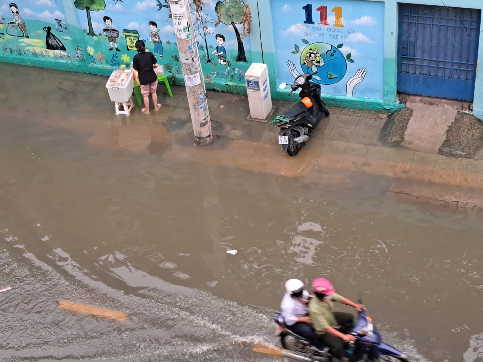 Ở TP Hồ Ch&iacute; Minh vấn nạn ngập k&eacute;o d&agrave;i h&agrave;ng chục năm qua. Ảnh: T&acirc;n Tiến.