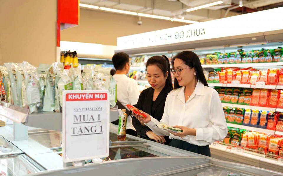 Sản phẩm giảm gi&aacute; tại si&ecirc;u thị Winmart h&uacute;t kh&aacute;ch mua sắm. Ảnh: Ho&agrave;i Nam