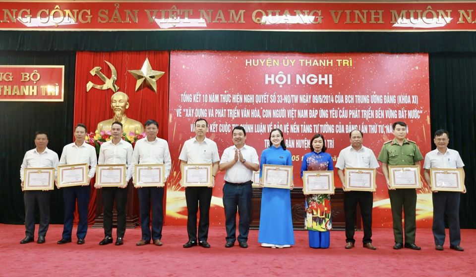 Ph&oacute; trưởng Ban Tuy&ecirc;n gi&aacute;o&nbsp;Th&agrave;nh ủy H&agrave; Nội Đ&agrave;o Xu&acirc;n Dũng trao khen thưởng cho c&aacute;c tập thể c&oacute; th&agrave;nh t&iacute;ch xuất sắc trong việc triển khai thực hiện Cuộc thi ch&iacute;nh luận.