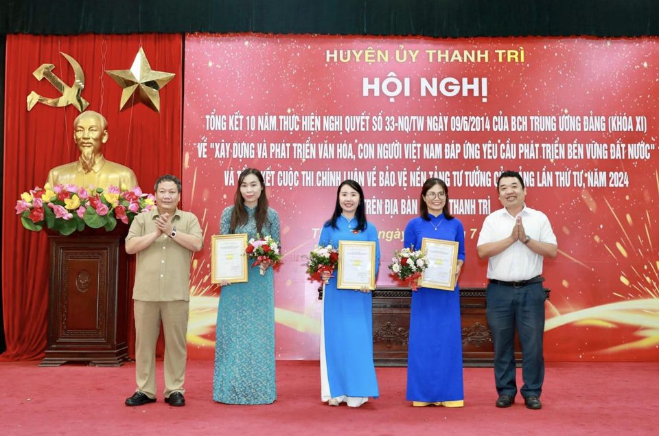 Ph&oacute; trưởng Ban Tuy&ecirc;n gi&aacute;o&nbsp;Th&agrave;nh ủy H&agrave; Nội Đ&agrave;o Xu&acirc;n Dũng v&agrave; B&iacute; thư Huyện ủy, Chủ tịch UBND huyện Thanh Tr&igrave; Nguyễn Tiến Cường trao giải Nhất cho c&aacute;c t&aacute;c giả đạt giải Cuộc thi ch&iacute;nh luận.