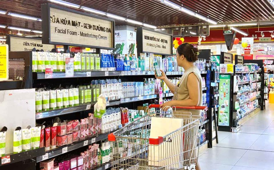 h&agrave;ng giảm gi&aacute; tại si&ecirc;u thị Winmart h&uacute;t kh&aacute;ch mua sắm. Ảnh: Ho&agrave;i Nam