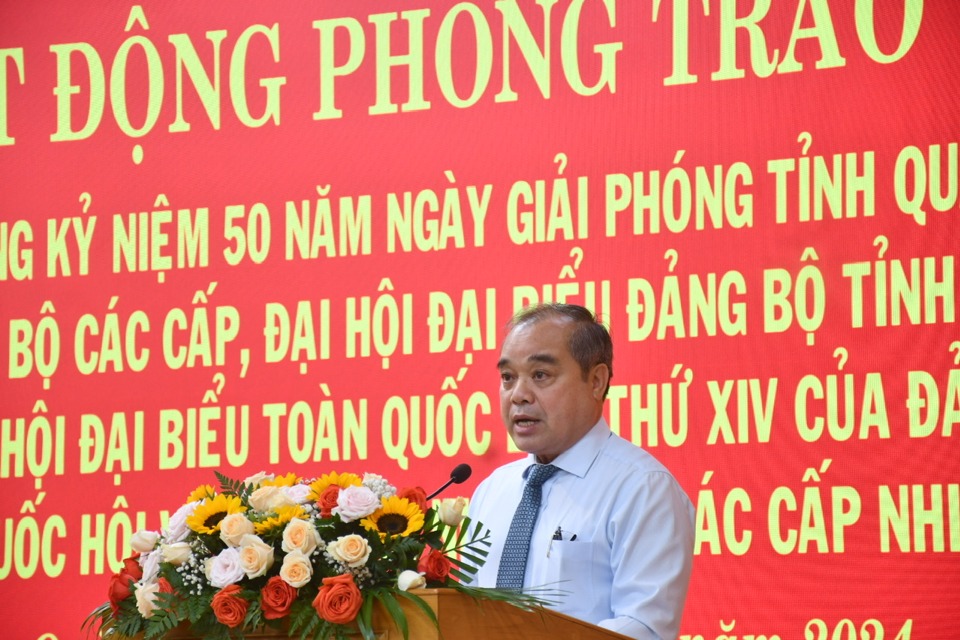 Ph&oacute; Chủ tịch Thường trực UBND tỉnh Quảng Ng&atilde;i Trần Ho&agrave;ng Tuấn ph&aacute;t động thi đua.