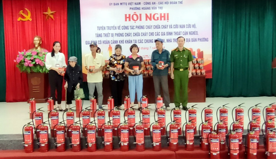 Thượng t&aacute; Nguyễn Quang Huấn&nbsp;- Ph&oacute; Trưởng C&ocirc;ng an quan&nbsp;Ho&agrave;ng Mai v&agrave; B&iacute; thư Đảng ủy phường Ho&agrave;ng Văn Thụ L&ecirc; Thị Thu Hương trao qu&agrave; cho c&aacute;c hộ ngh&egrave;o.