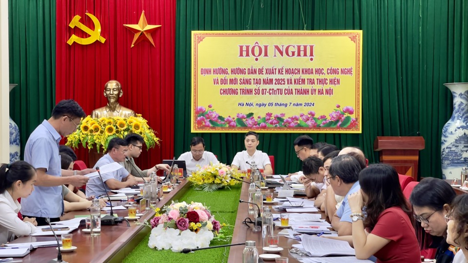 Quang cảnh buổi l&agrave;m việc.