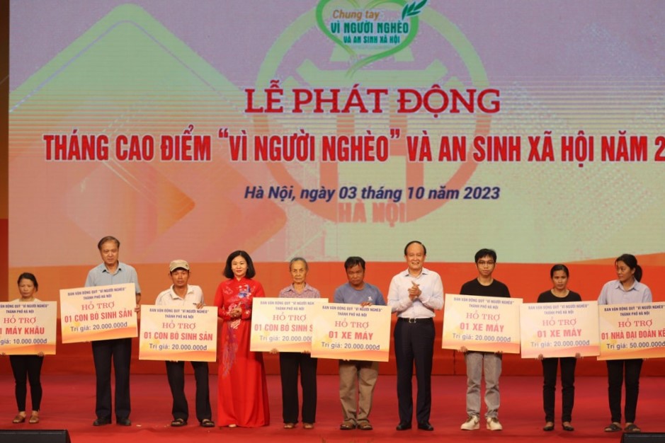 L&atilde;nh đạo TP H&agrave; Nội trao hỗ trợ cho c&aacute;c hộ ngh&egrave;o, trong Lễ ph&aacute;t động&nbsp;Th&aacute;ng cao điểm ''V&igrave; người ngh&egrave;o'' v&agrave; an sinh x&atilde; hội TP H&agrave; Nội năm 2023