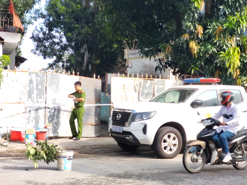 Lực lượng chức năng phong tỏa hiện trường vụ ch&aacute;y để điều tra nguy&ecirc;n nh&acirc;n. Ảnh: Sỹ H&agrave;o.&nbsp;