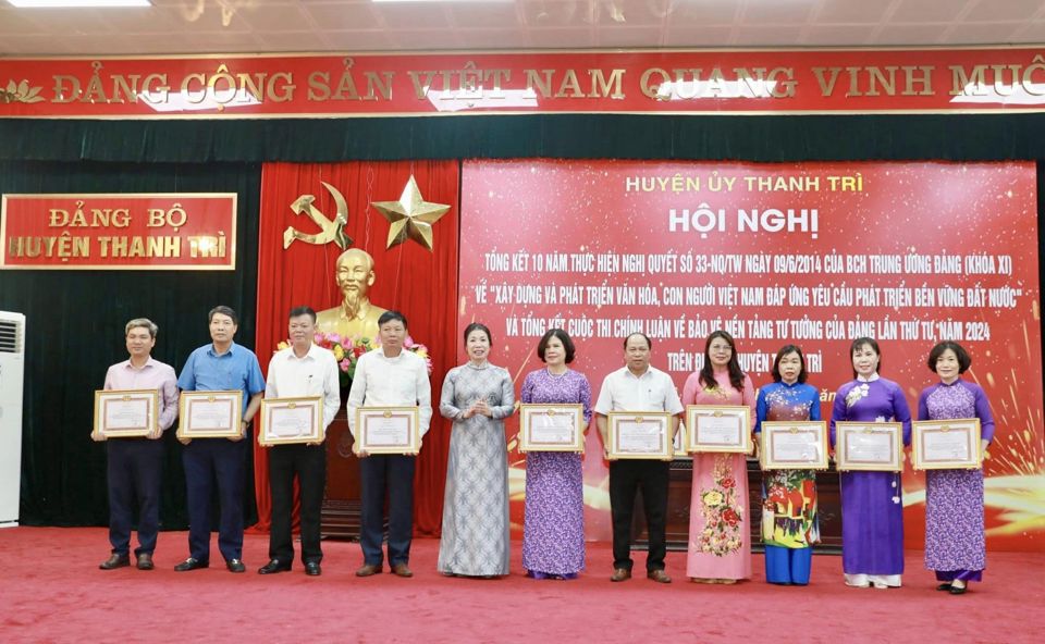 L&atilde;nh đạo Sở Văn h&oacute;a - Thể thao H&agrave; Nội trao khen thưởng cho c&aacute;c tập thể c&oacute; th&agrave;nh t&iacute;ch xuất sắc trong triển khai thực hiện Nghị quyết 33.