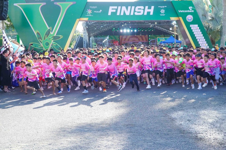 C&aacute;c runner nh&iacute; tham gia tranh t&agrave;i cự ly 1,1km. Mekong Delta Marathon năm nay với chủ đề &ldquo;C&ugrave;ng nhau tỏa s&aacute;ng&rdquo;, đường chạy được Hiệp hội Marathon v&agrave; Chạy đường d&agrave;i Quốc tế (AIMS) chứng nhận, thu h&uacute;t hơn 10.000 vận động vi&ecirc;n tham gia.&nbsp;Ảnh TT